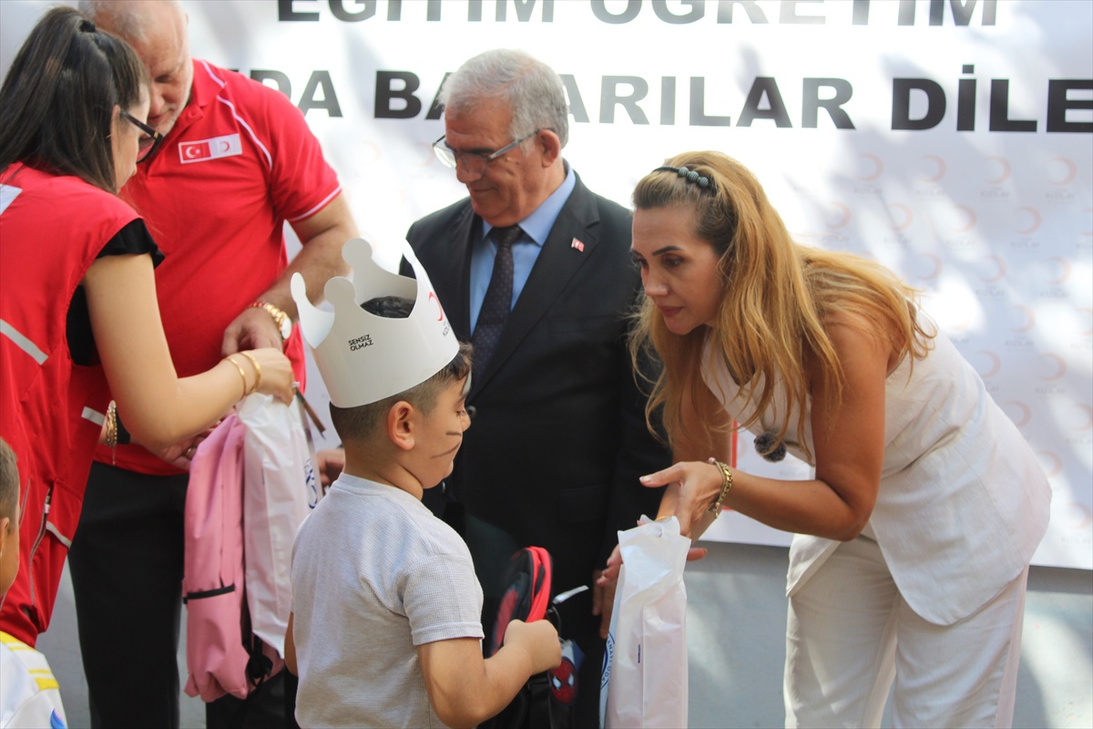 Yalova\'da Kızılay kadın birimi 100 çocuğa kırtasiye dağıttı