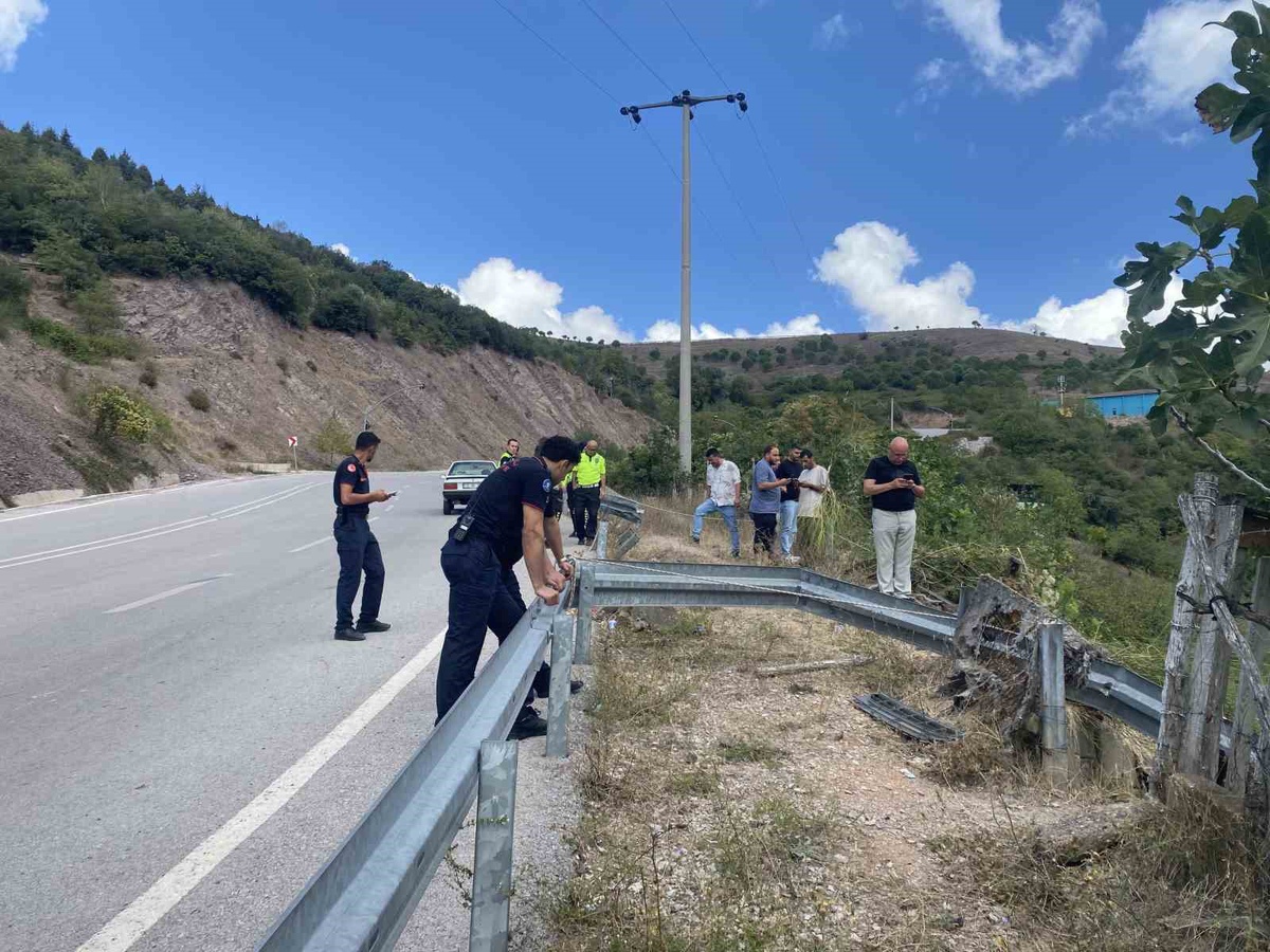 Kocaeli Körfez'de yasak rampada kamyon uçuruma devrildi, sürücü kurtarıldı