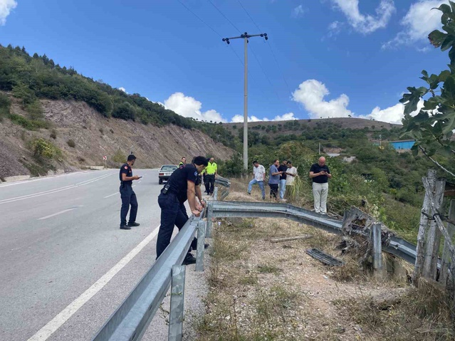 Kocaeli Körfez'de yasak rampada kamyon uçuruma devrildi, sürücü kurtarıldı