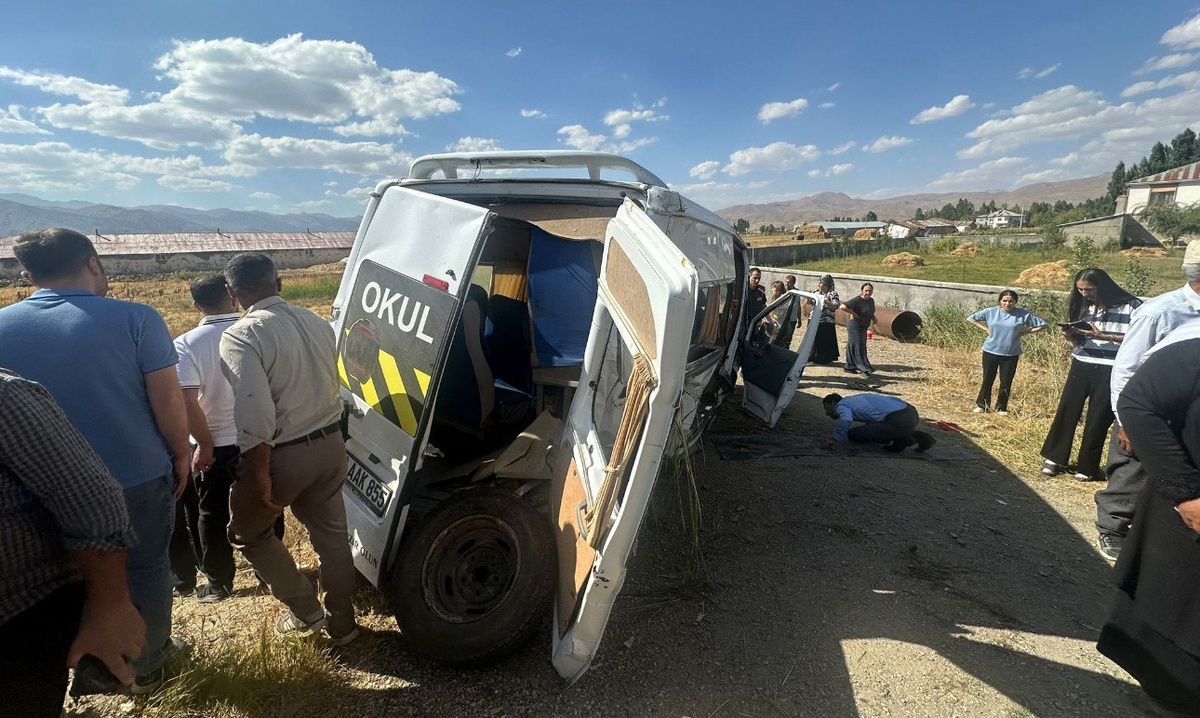 Hakkari Yüksekova'da açık rögar çukuruna çarpan minibüste 6 kişi yaralandı