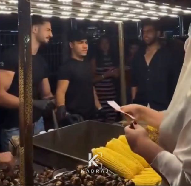 Yüz ifadesine dikkat! 'Yakışıklı Mısırcı'yı illallah ettiren kadın