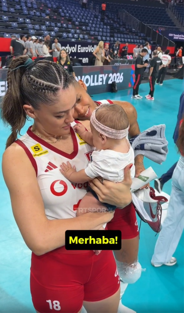 Zehra Güneş'in kucağındaki minik taraftarı görenler aynı yorumu yaptı