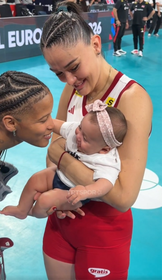 Zehra Güneş'in kucağındaki minik taraftarı görenler aynı yorumu yaptı