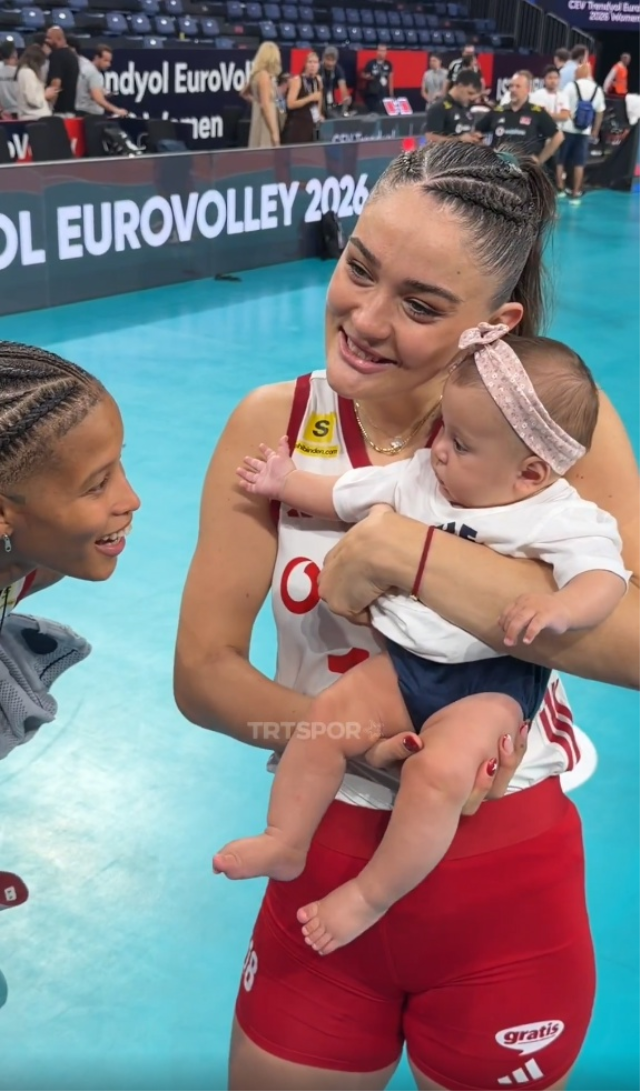 Zehra Güneş'in kucağındaki minik taraftarı görenler aynı yorumu yaptı
