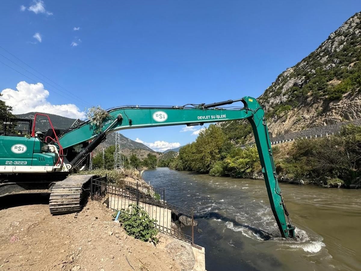 Amasya'nın Ziyaret beldesinde Yeşilırmak'ta taşkın riski için temizlik yapıldı
