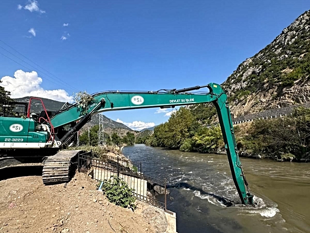 Amasya'nın Ziyaret beldesinde Yeşilırmak'ta taşkın riski için temizlik yapıldı