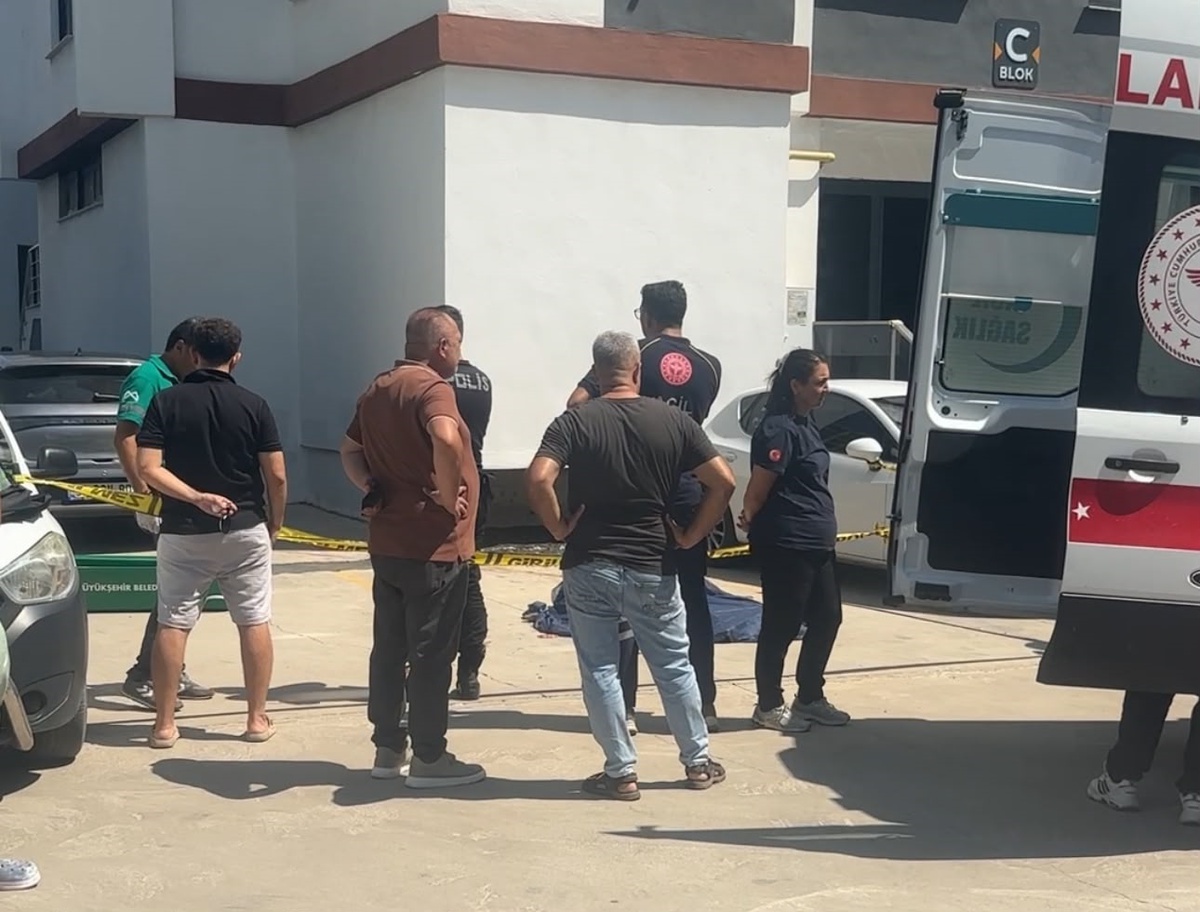 Mersin'de 6. Kattan Düşen Kadın Hayatını Kaybetti