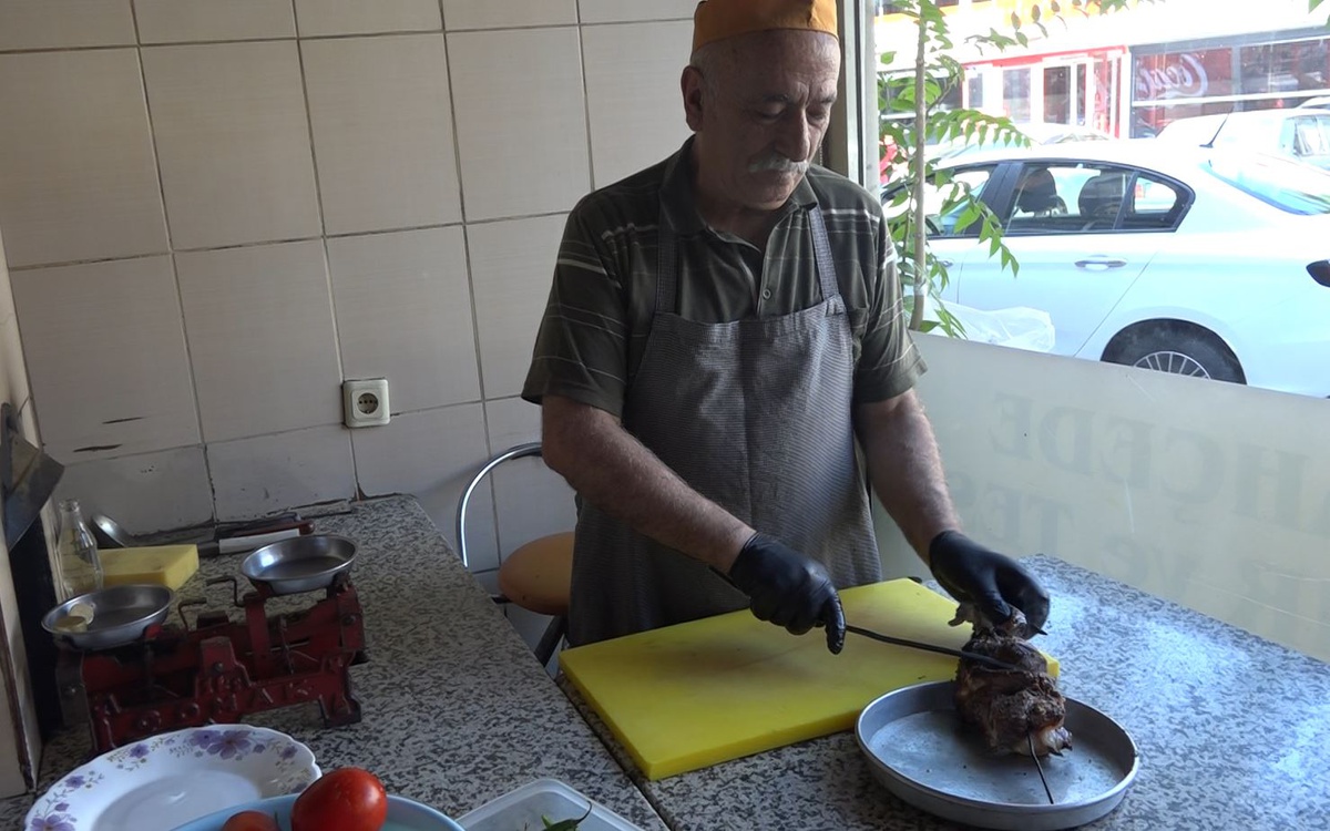 62 Yıldır Aynı Yöntemle Tandır Kebabı Yapan Şükrü Alakoç, 2019'da Yılın Ahisi Seçilmişti