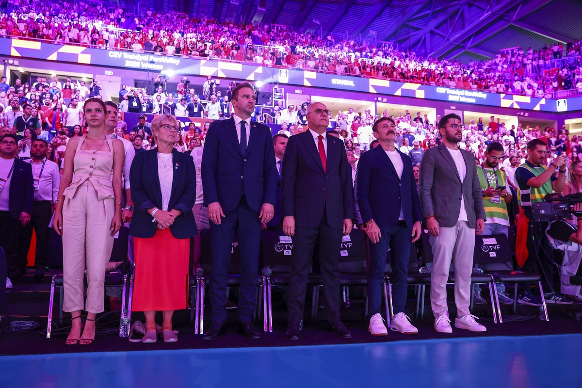 A Milli Kadın Voleybol Takımı, Sırbistan\'ı 3-0 yenerek Avrupa Şampiyonası\'nda finale yükseldi