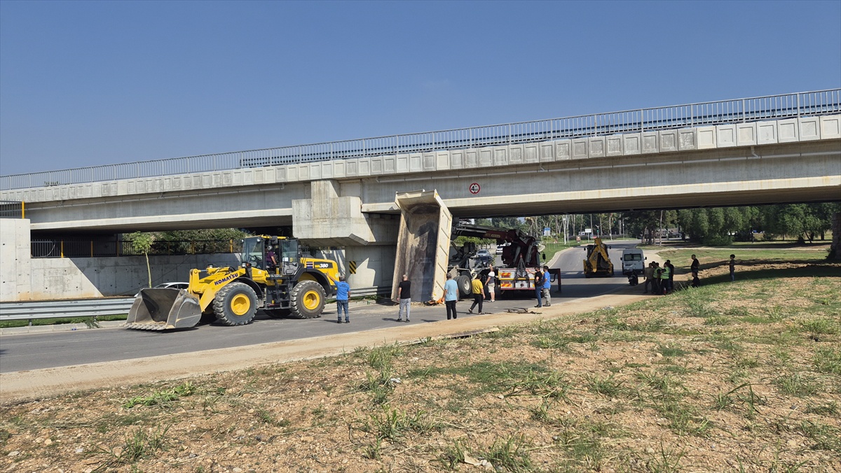 Adana'da açık damperli belediye kamyonu köprüye çarptı, yol trafiğe kapandı