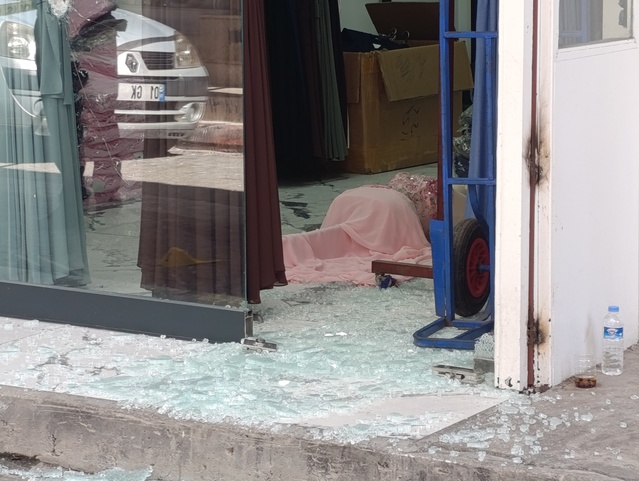 Adana'da giyim mağazasına silahlı saldırı; polis şüphelileri arıyor