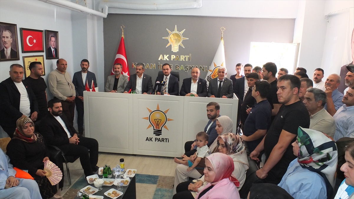 AK Parti Elazığ milletvekilleri Keban\'da ilçe buluşmalarında vatandaşlarla bir araya geldi