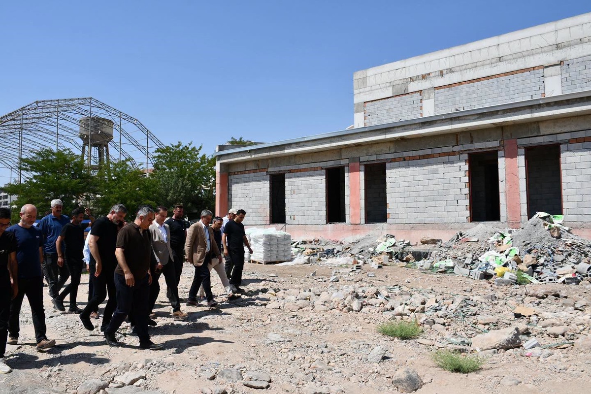 AK Parti Şırnak Milletvekili Tatar, İdil'deki yüzme havuzu şantiyesini inceledi