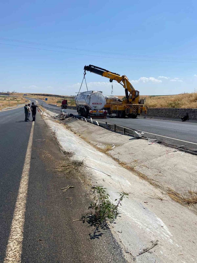 Diyarbakır Çınar'da tanker devrildi, sıkışan iki kişi kurtarıldı