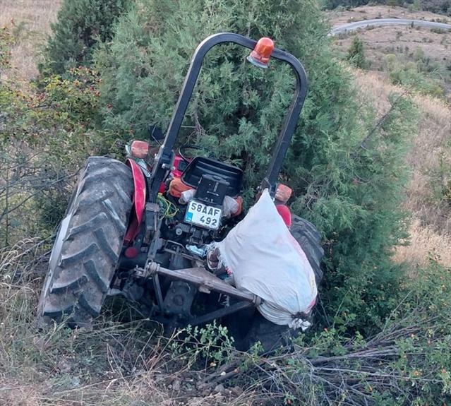 Sivas Akıncılar'da traktörün devrilmesi sonucu 2 kişi yaralandı