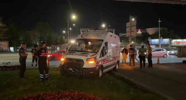 Kayseri Kocasinan'da ambulans ile otomobil çarpıştı, 6 kişi yaralandı