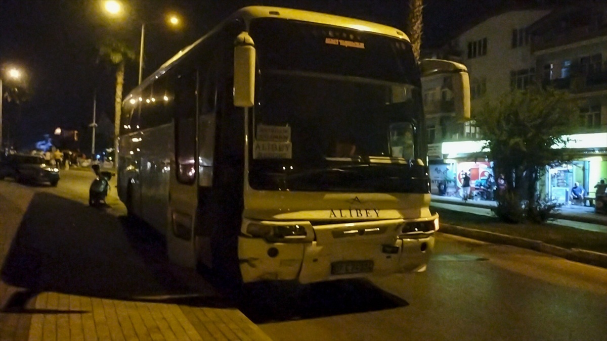 Antalya Manavgat'ta otomobille otobüs çarpıştı, 5 kişi yaralandı