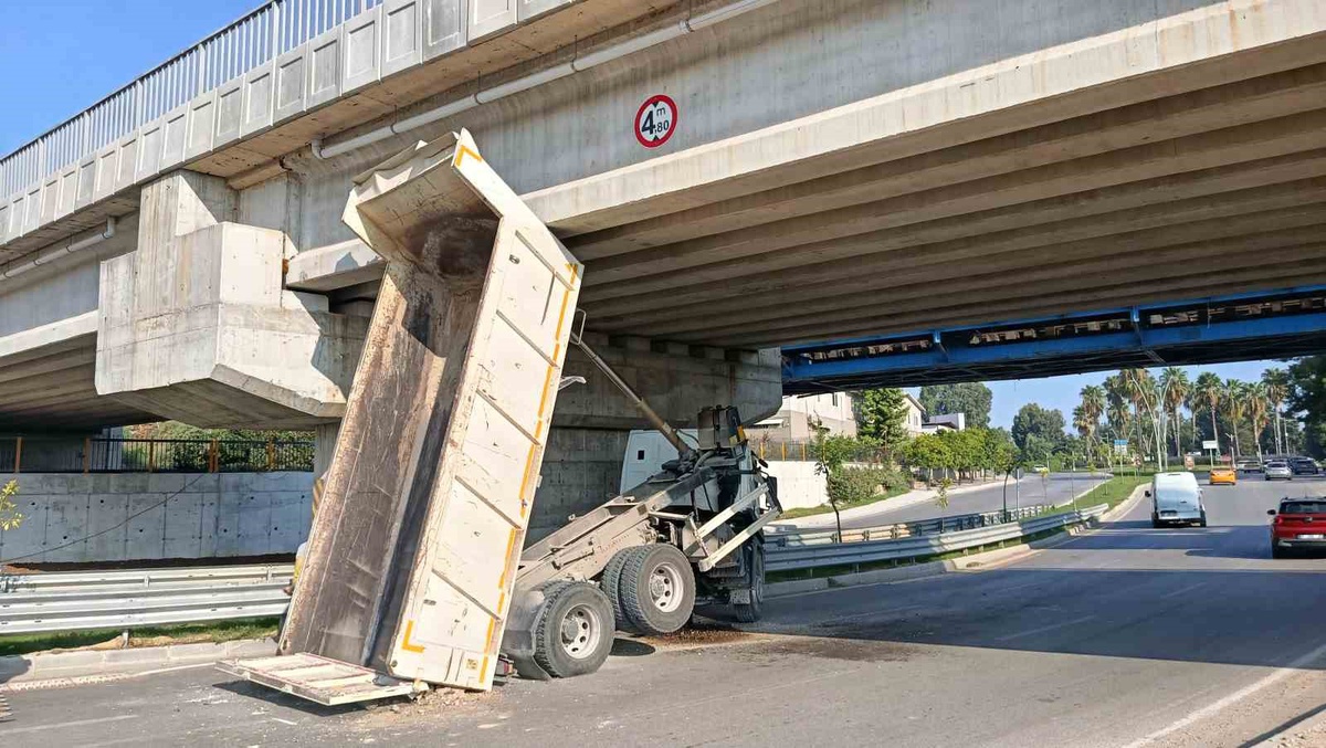 Adana'da ASKİ kamyonunun açılan damperi hızlı tren köprüsüne takıldı, hasar oluştu