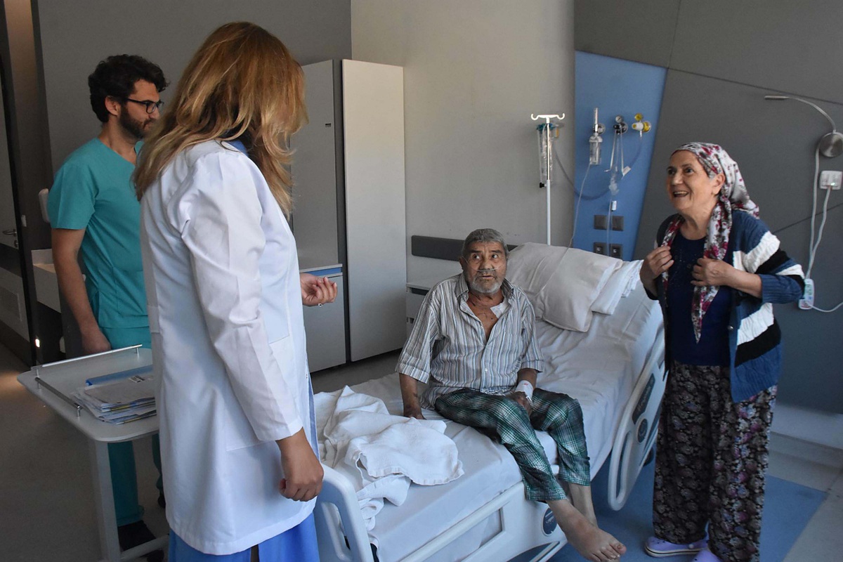 İzmir\'de damar yolu kapalı hastaya köprücük kemiği altından kalp kapağı takıldı