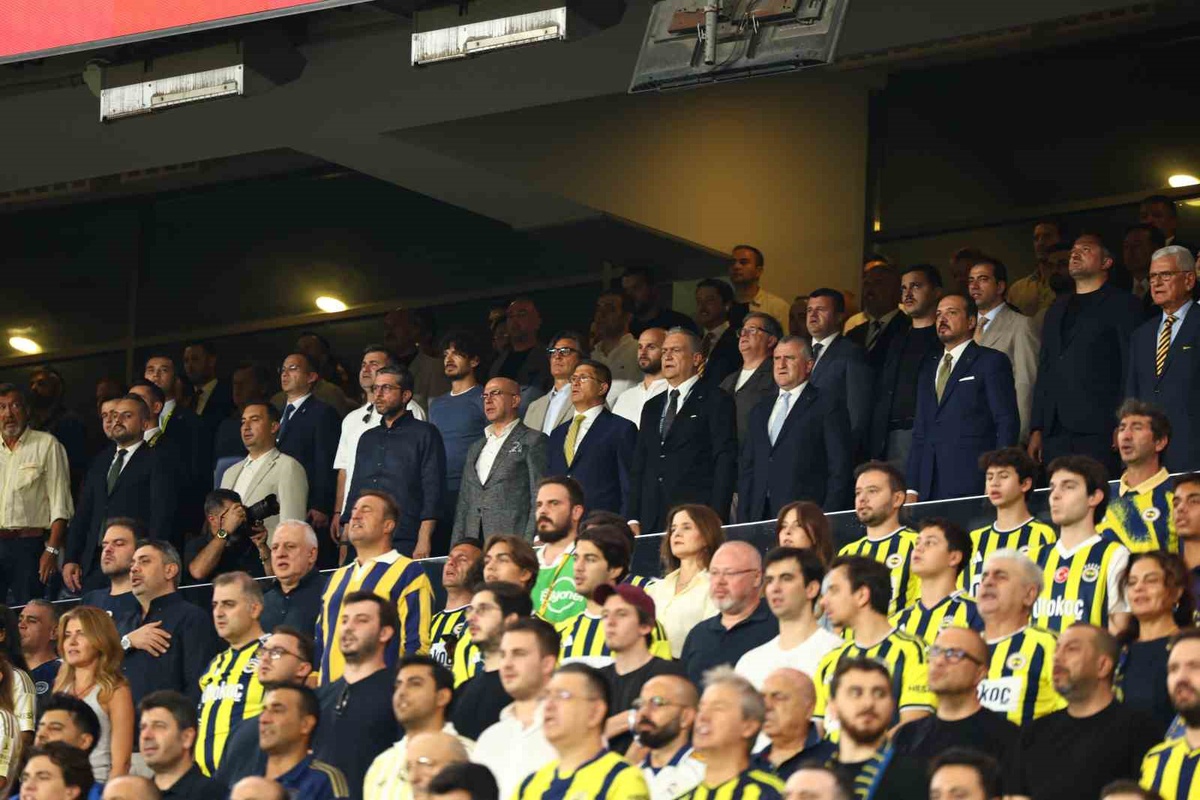 Gençlik ve Spor Bakanı Bak, Fenerbahçe-Beşiktaş derbisini protokol tribününden izledi