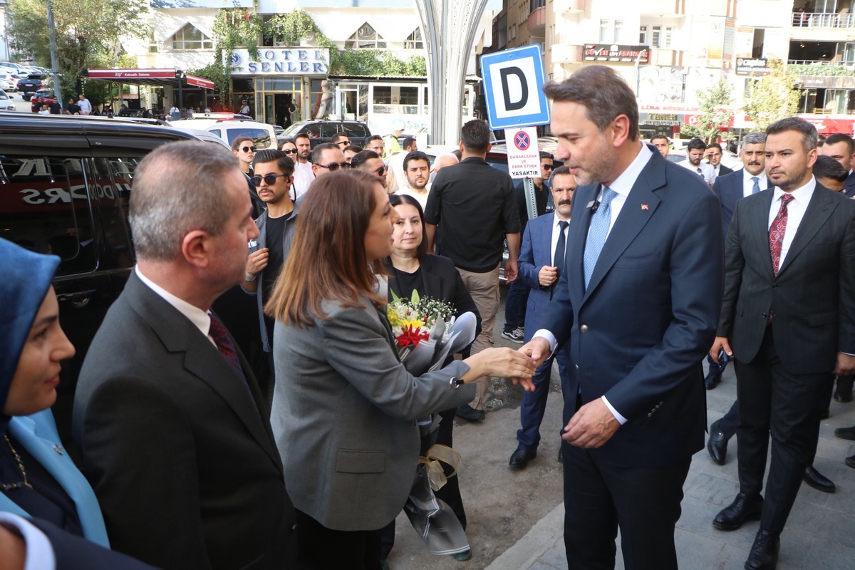 Bakan Bayraktar Hakkari\'de esnafı ziyaret edip vatandaşlarla çay içerek sohbet etti