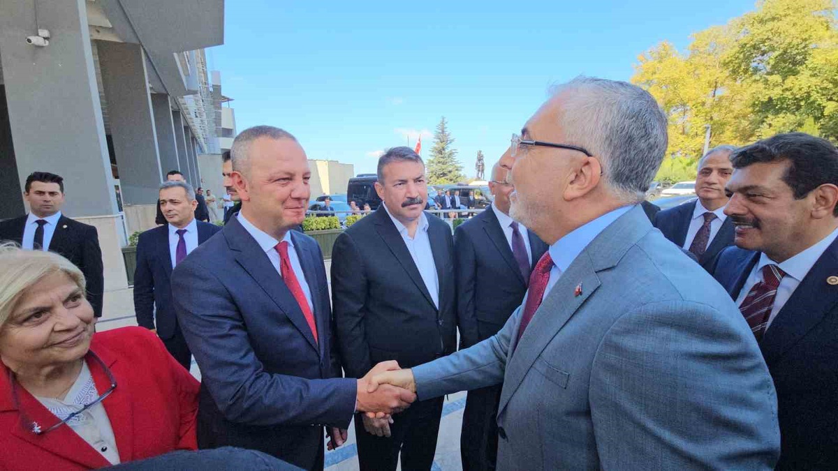 Bakan Işıkhan Zonguldak'ta Valilik ve AK Parti İl Başkanlığı'nı ziyaret etti