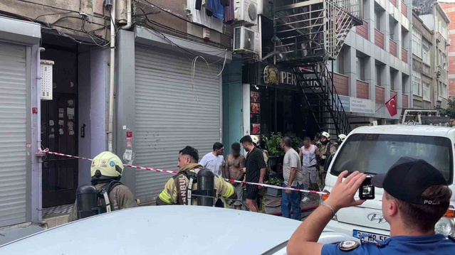 Bakırköy'deki 6 katlı otelde çıkan yangında 12 kişi yaralandı, 7 kişi tahliye edildi