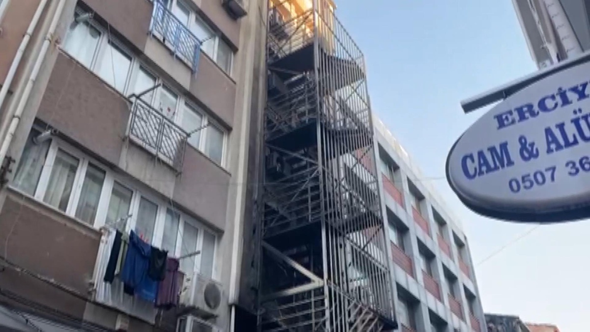 Bakırköy'de otel yangınında itfaiye tahliye yaptı, müdahale sürüyor
