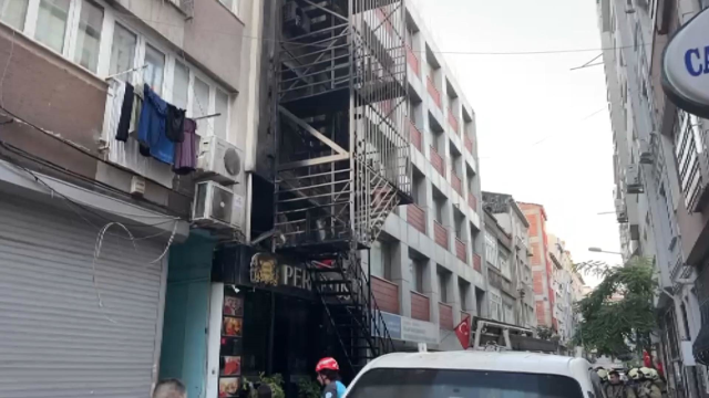 Bakırköy'de otelde çıkan yangında 12 kişi yaralandı, 7 kişi tahliye edildi