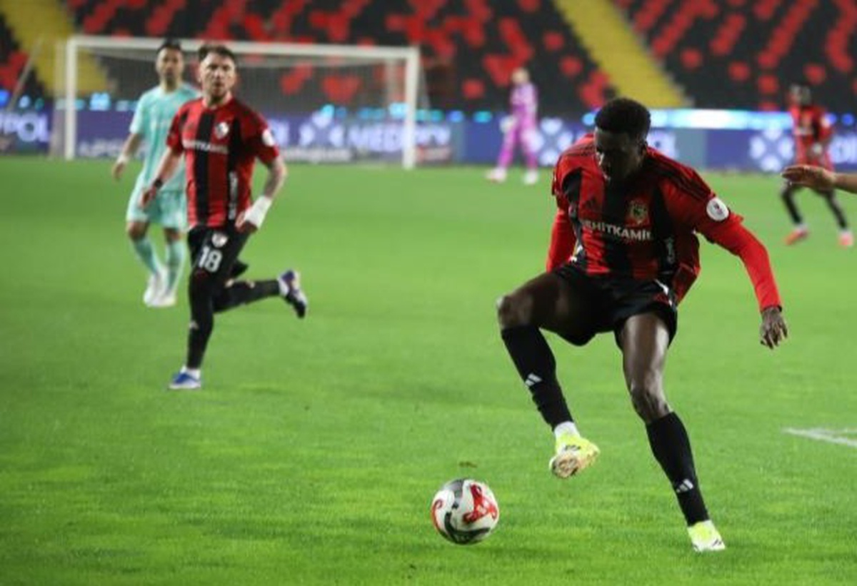 Samsunspor'da son gün 11 oyuncuyla yollar ayrıldı, Bayo kadroya katıldı