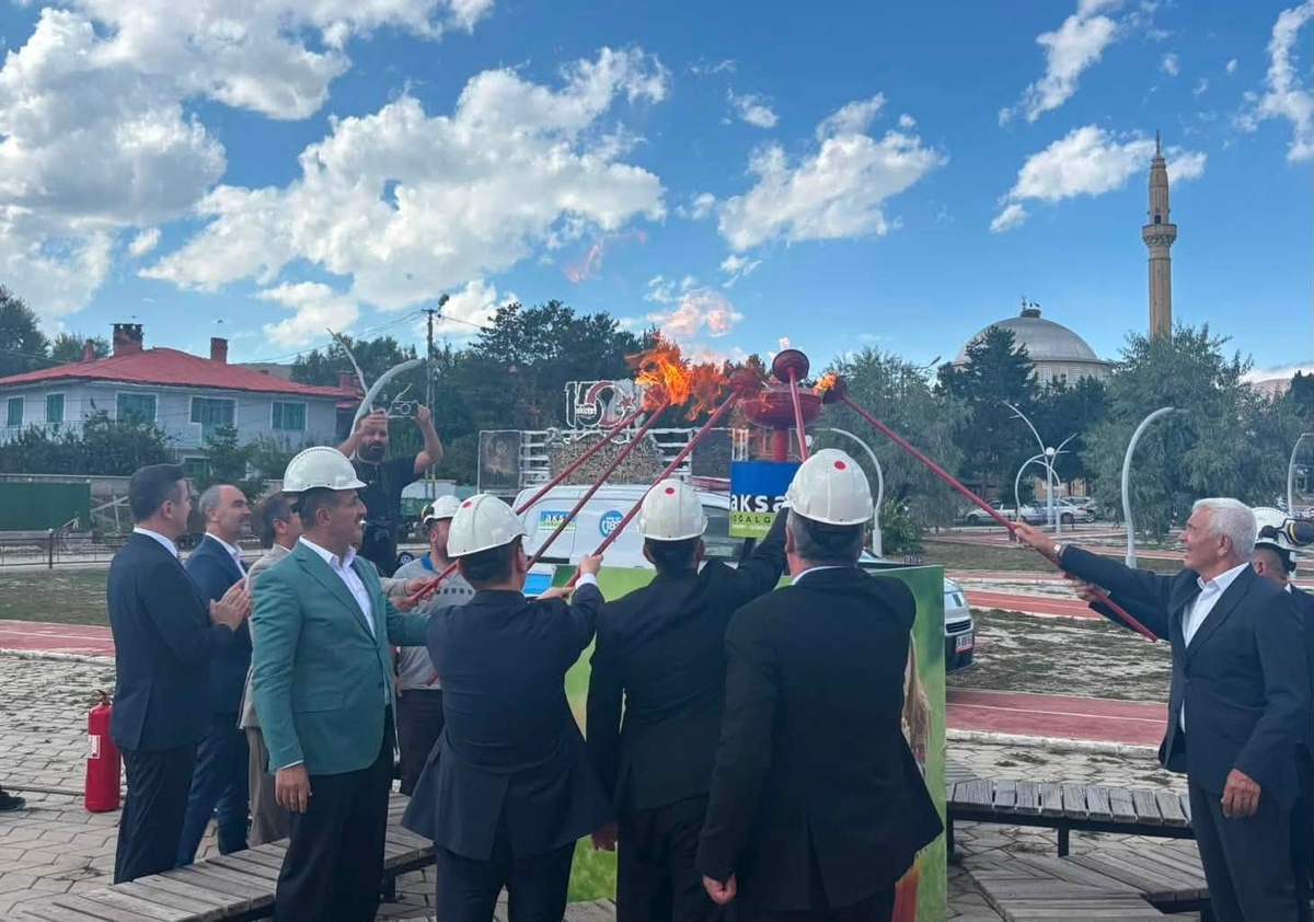 Bayburt Arpalı beldesinde doğal gaz için meşale yakıldı, akış törenle açıldı