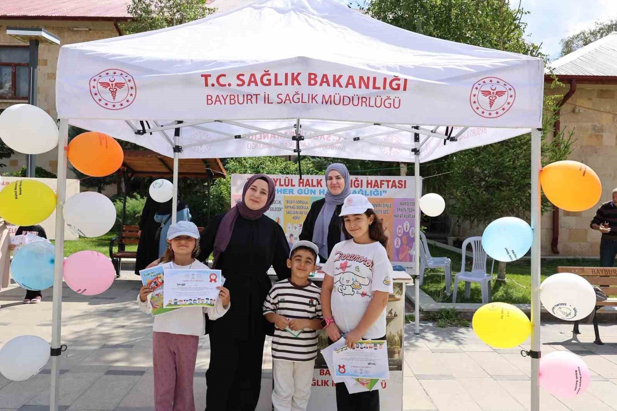 Bayburt'ta Halk Sağlığı Haftası'nda çocuklar sağlık temalı resimler yaptı