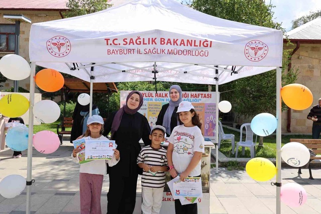 Bayburt'ta Halk Sağlığı Haftası'nda çocuklar sağlık temalı resimler yaptı