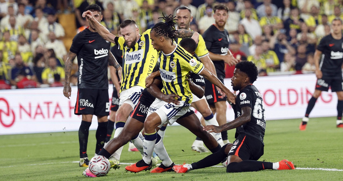 Fenerbahçe derbisini Beşiktaş 2-1 kazandı, Vlahovic\'in golüyle puanını 9 yaptı