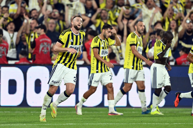 Fenerbahçe'ye sahasında büyük şok! Öne geçtikleri derbiyi kaybettiler