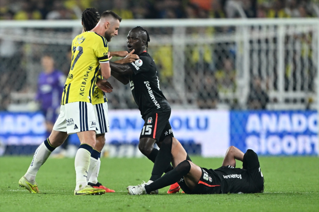 Fenerbahçe'ye sahasında büyük şok! Öne geçtikleri derbiyi kaybettiler