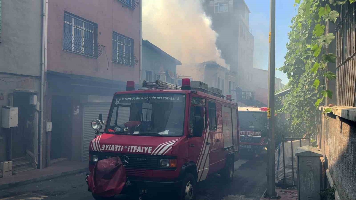 Beyoğlu\'nda bir iş yerinde çıkan yangına itfaiye ekipleri müdahale ediyor