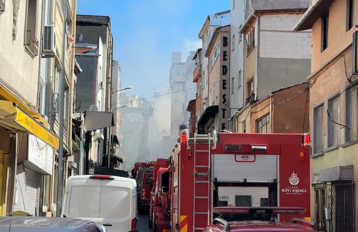 Beyoğlu\'nda çamaşırhanenin bulunduğu iş yerinde yangın çıktı, üst kat hasar gördü