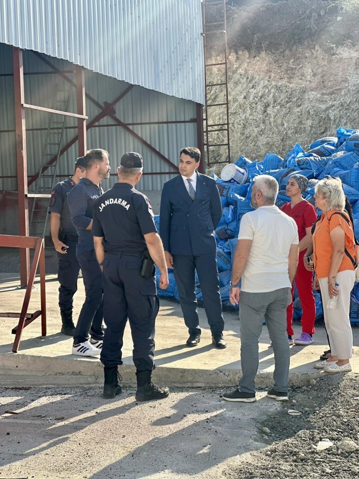 Pazaryeri Kaymakamı Kara, Demirköy'deki tavuk çiftliğinde incelemelerde bulundu