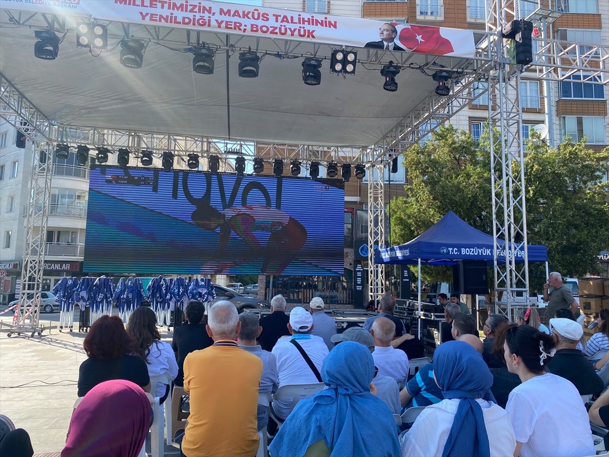 Bozüyük\'te vatandaşlar milli maçı dev ekranda coşkuyla izledi