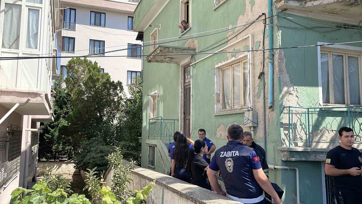 Konya Meram\'da koku paniği, Evi basılan yaşlı kadın pencereden seslendi