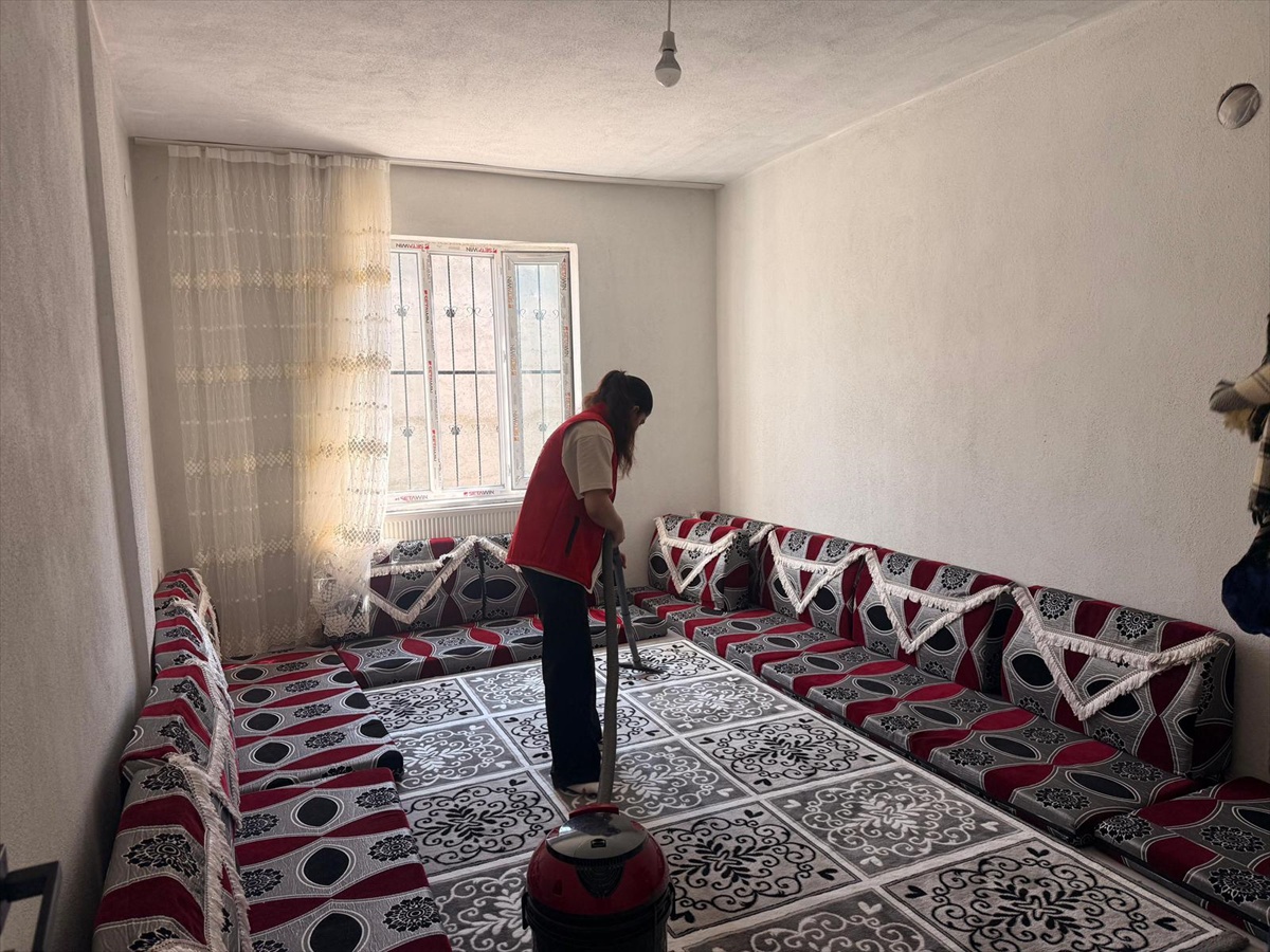Bitlis'te vakfın hayır şartı kapsamında yaşlı kadının evi temizlendi ve düzenlendi