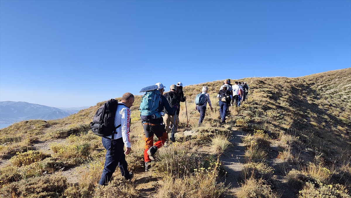 Bitlis\'te 11 doğasever Nemrut Kalderası\'nda 30 km\'lik çanak yürüyüşüne başladı