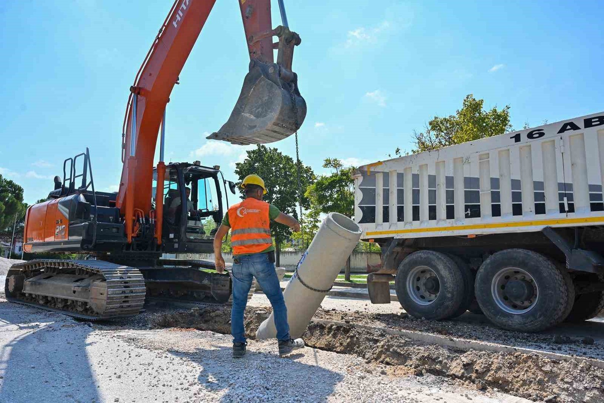 Bursa Büyükşehir, Kayapa TOKİ'de 600 metrelik yağmur suyu hattıyla taşkın riskini azaltıyor