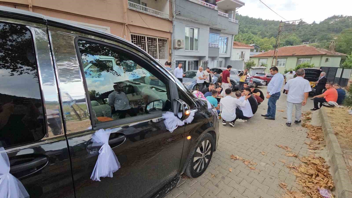 Bursa'da damat yolda kahve pişirdi, gelin arabası 4 saatte 200 metre gitti