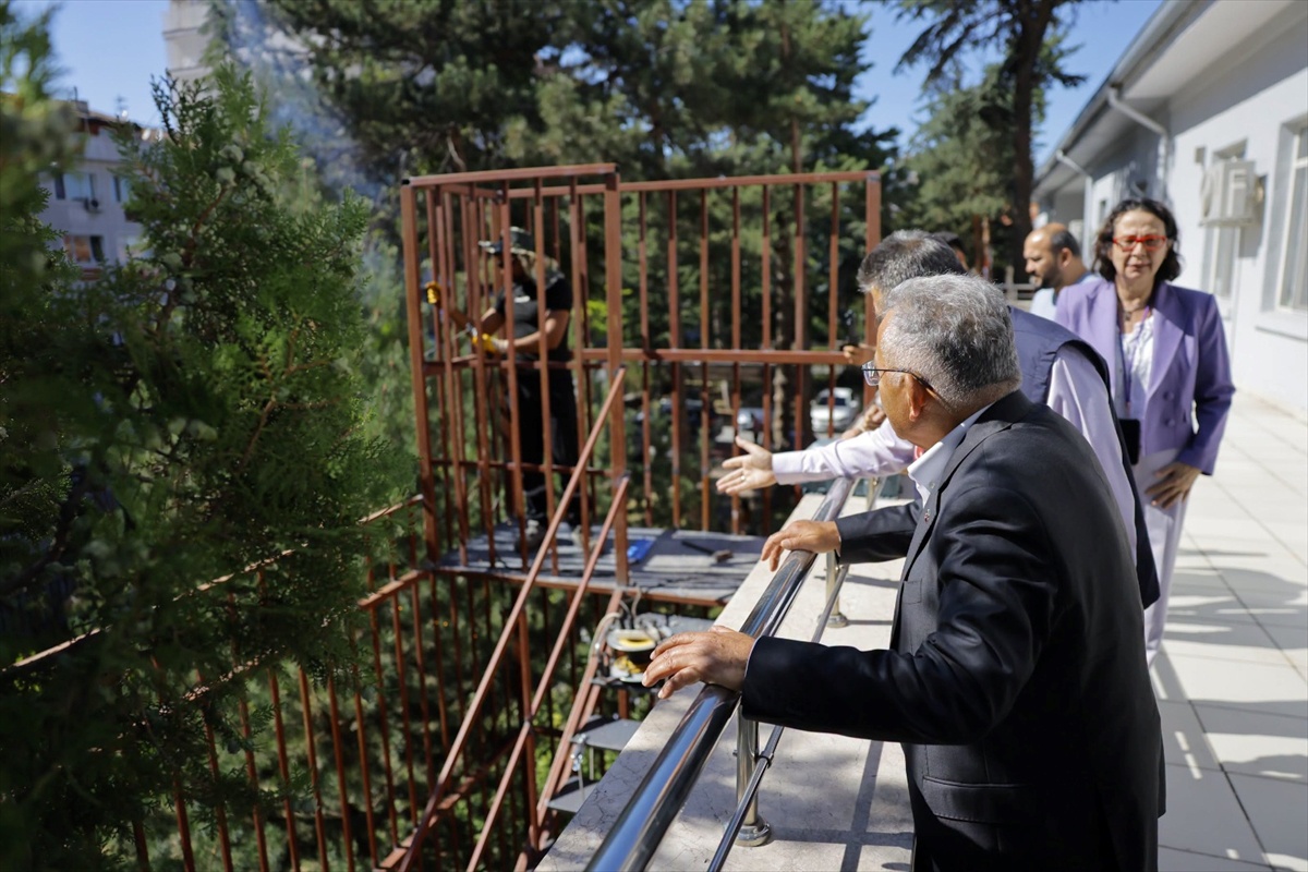 Kayseri\'de Devlet Tiyatrosu\'nda tadilatı inceleyen Başkan Büyükkılıç, provaları izledi