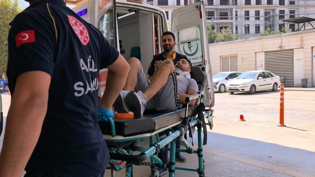Bursa İnegöl'de kontrolden çıkan otomobil karşı şeritteki araçla çarpıştı, 3 kişi yaralandı