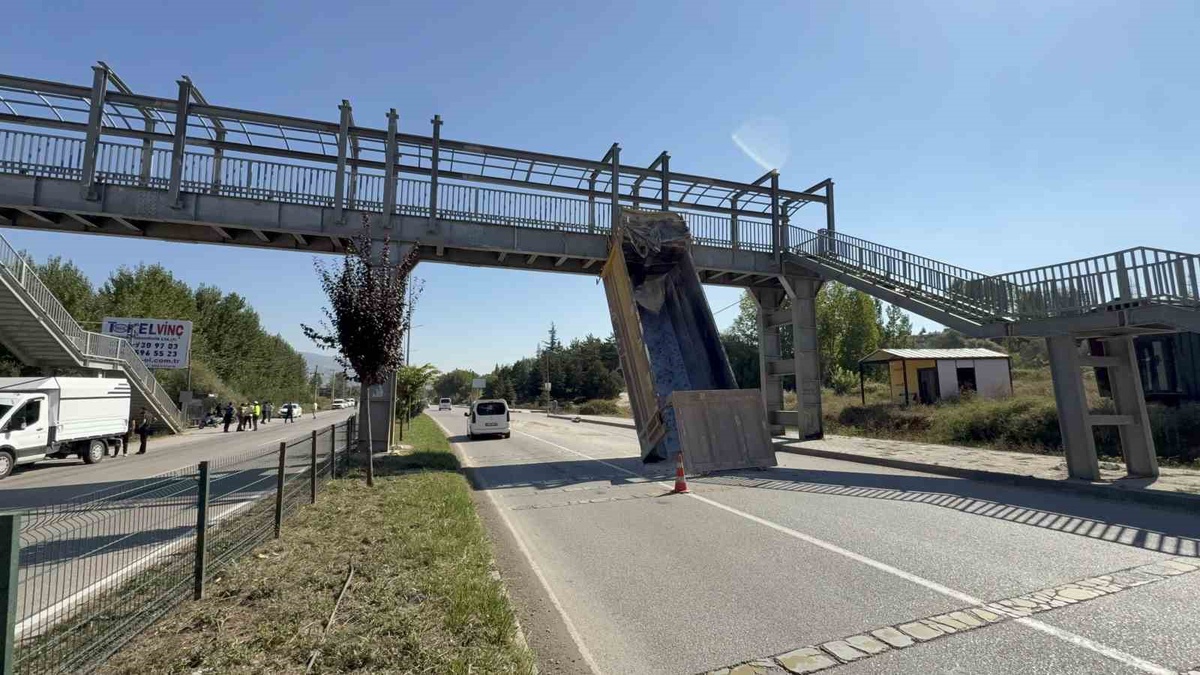 Tokat'ta damperi açılan tır üst geçide çarpıp devrildi, sürücü yaralandı
