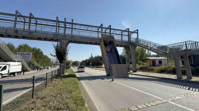 Tokat'ta damperi açılan tır üst geçide çarpıp devrildi, sürücü yaralandı