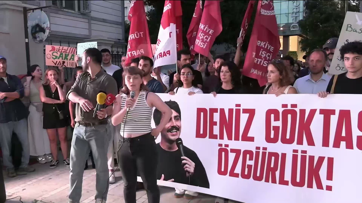 Kadıköy'de TİP, tutuklu komedyen Deniz Göktaş için destek eylemi düzenledi